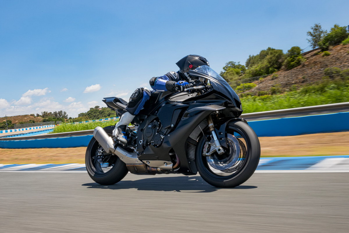 Yamaha presenta le nuove R1 Race e R1 GYTR