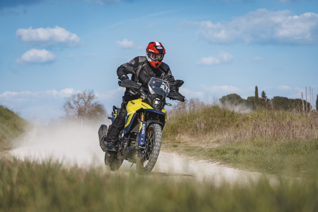 Suzuki V-Strom 800DE protagonista della gara ciclistica Strade Bianche 2025