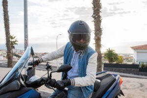 Abbigliamento per moto naked in estate: stile e protezione