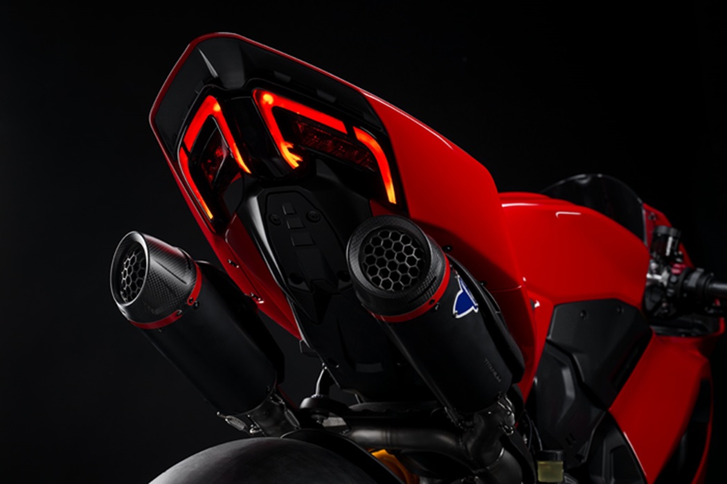 Pronte per dominare i cordoli: le Panigale V4 e V2 con gli accessori Ducati Performance