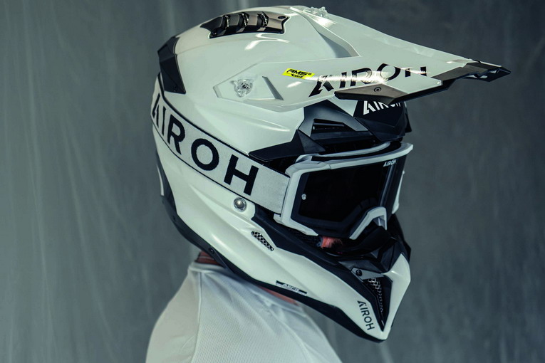 AIROH Aviator 3 EVO: il casco dei campioni off road con omologazione FRHPHE-02