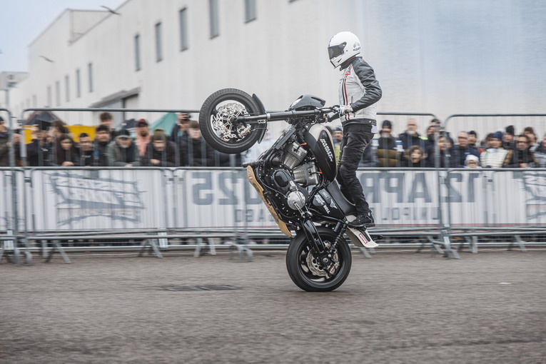 Tra pista e deserto al Motor Bike Expo di Verona gli appassionati incontrano i protagonisti delle corse